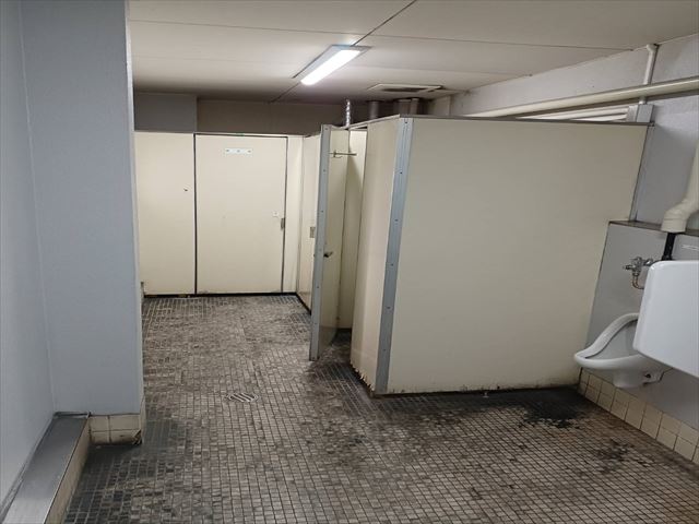 三重県四日市市で工場のトイレ改修工事に伴い塗装工事を行いました。