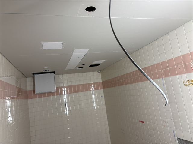 大阪府守口市で工場のトイレ天井及び入り口壁の塗装工事を行いました。