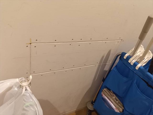 大阪市東淀川区で施設内の壁が破損したので、補修後塗装しました。