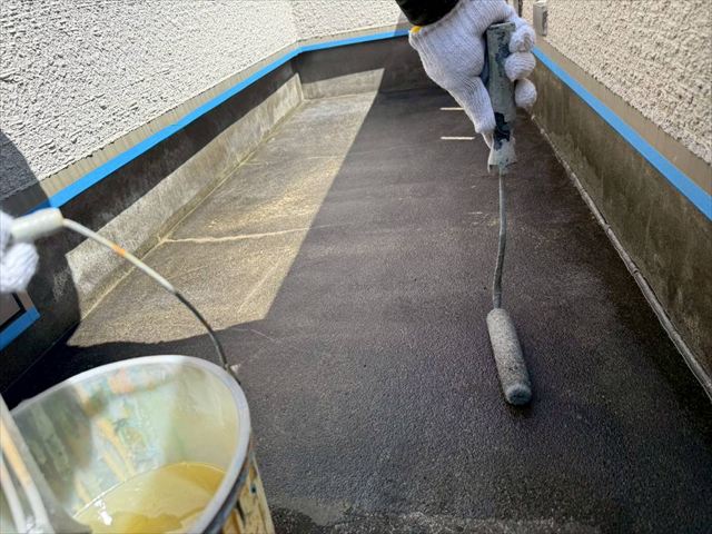 床にプライマー塗布