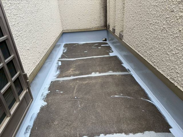 ベランダ床中塗り