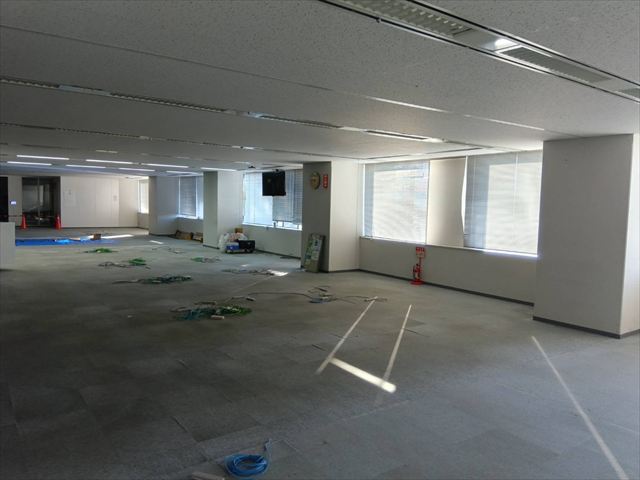 京都市で事務所ビル内の壁と面台の塗装工事を行いました。