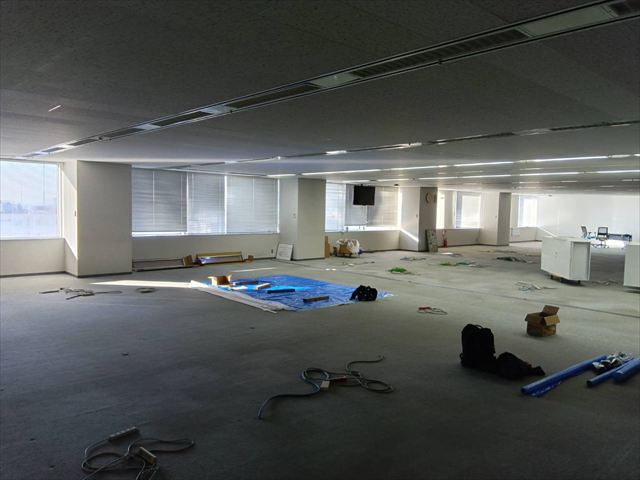 広い事務所ビル内