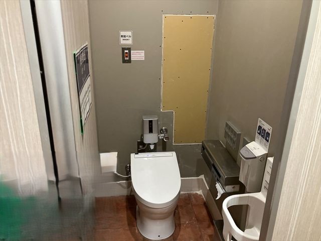 大阪市此花区で施設内のトイレ漏水補修後の壁塗装工事です。