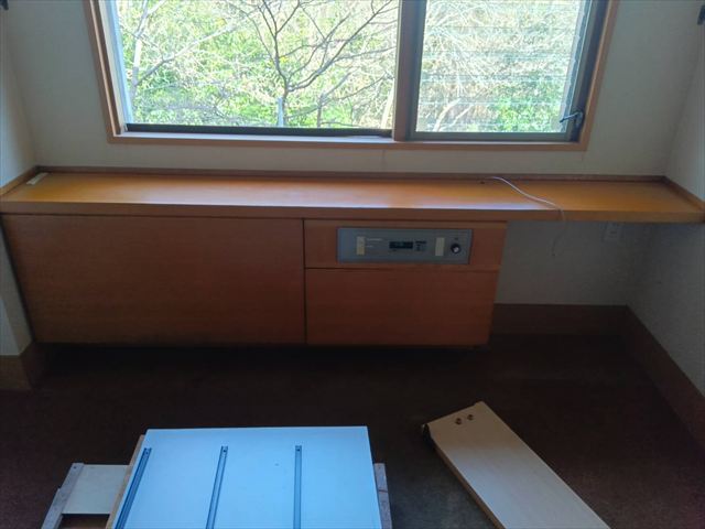 大阪府四条畷市で施設内の据え付け棚ボックスの塗装工事です。