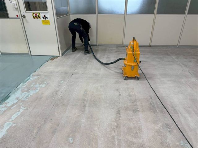 三重県津市で工場の１室内の異動に伴う塗床工事です。