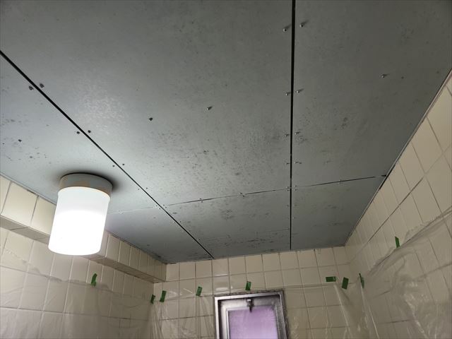 大阪市鶴見区の集合住宅で在宅されている浴室の天井塗装工事を行いました。