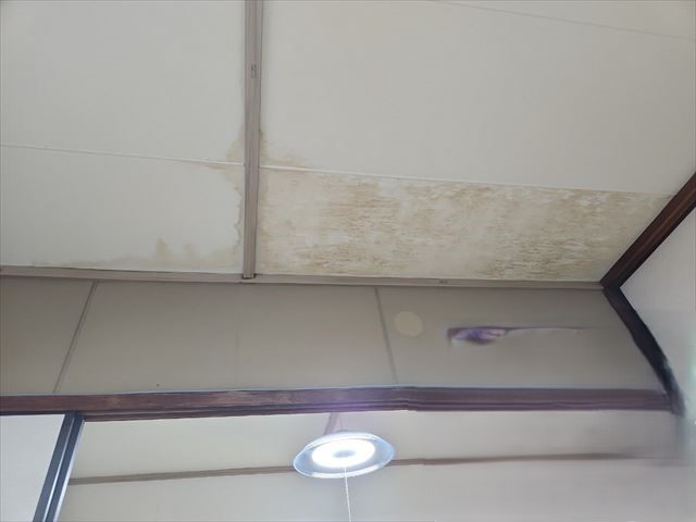 大阪市鶴見区で集合住宅の和室の天井（一部分）を塗装しました。