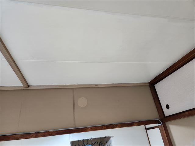 天井に水性塗料