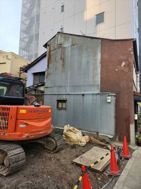 大阪市東成区でトタン壁の塗装と部分張り替え工事を行いました。