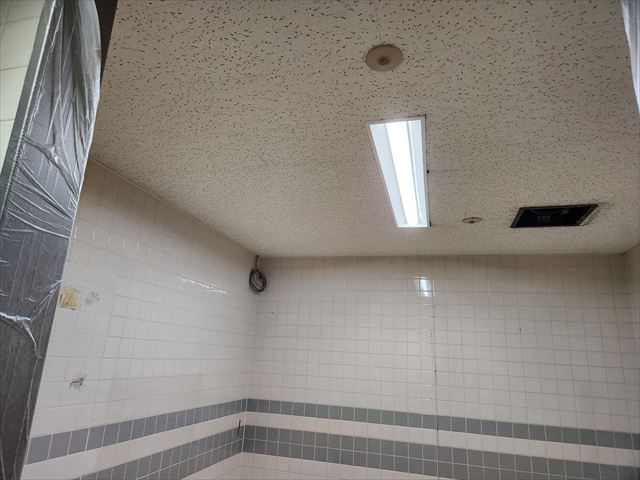トイレ岩綿吸音板現状