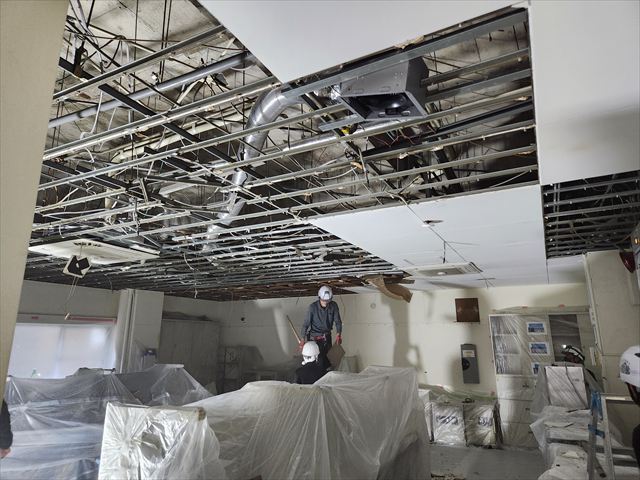 天井撤去中