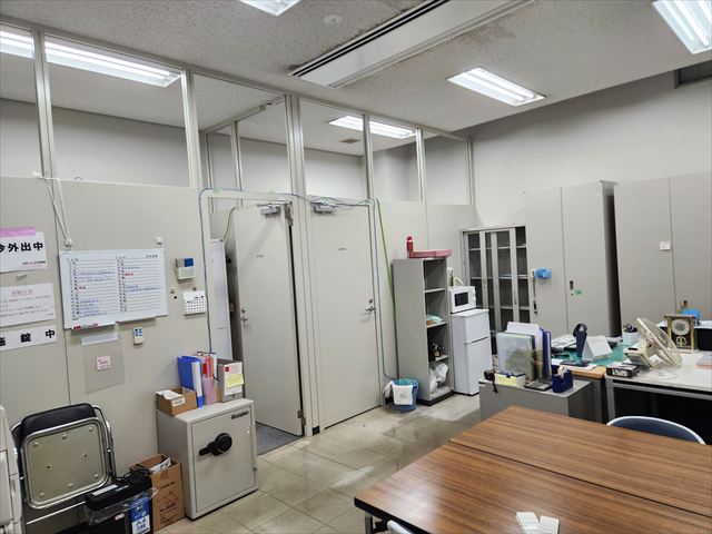 豊中市で事務所ビル内の壁塗装工事を行いました。