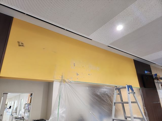 大阪府守口市で施設内の案内板の部分塗装工事を行いました。