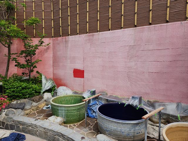 赤色を少し塗った塀