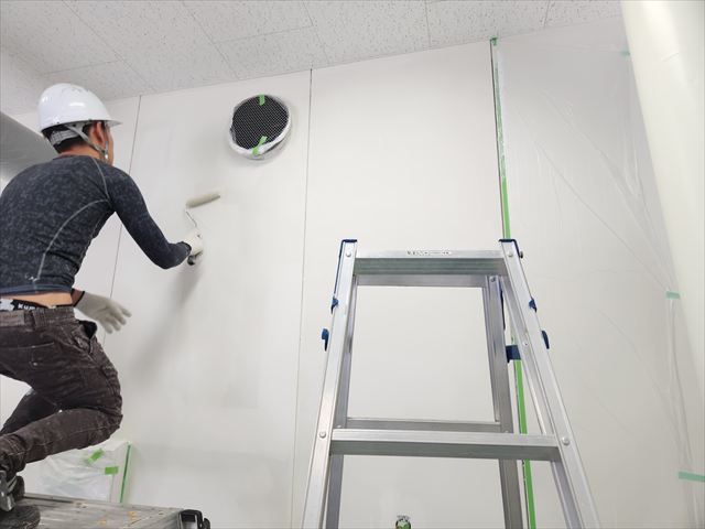 壁塗装作業中