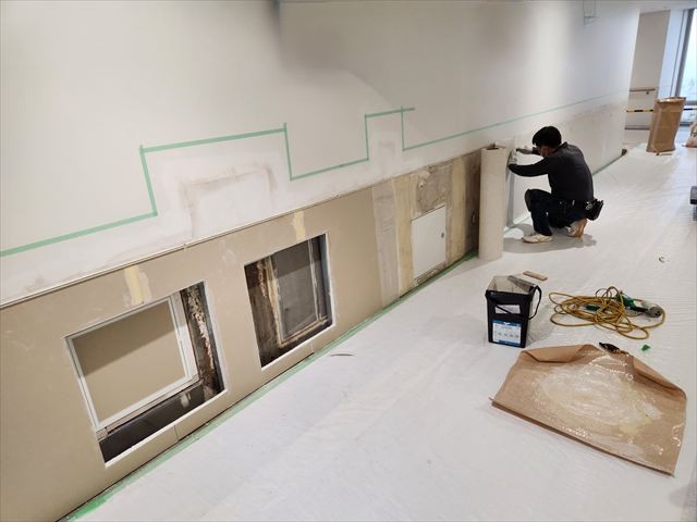 廊下壁仕上げ作業