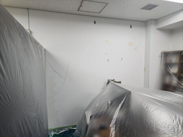 壁欠損部にパテ