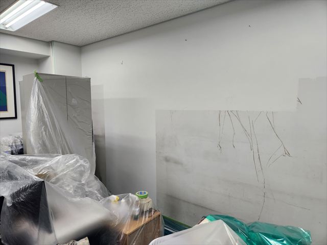 事務所使用中での塗装前