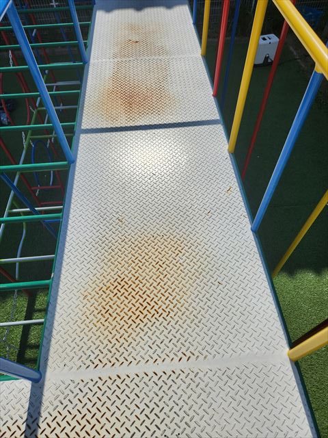 遊具上のデッキ塗装前