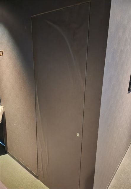 京都府京田辺市で施設の共用部廊下にある、PS扉の塗装工事を行いました。