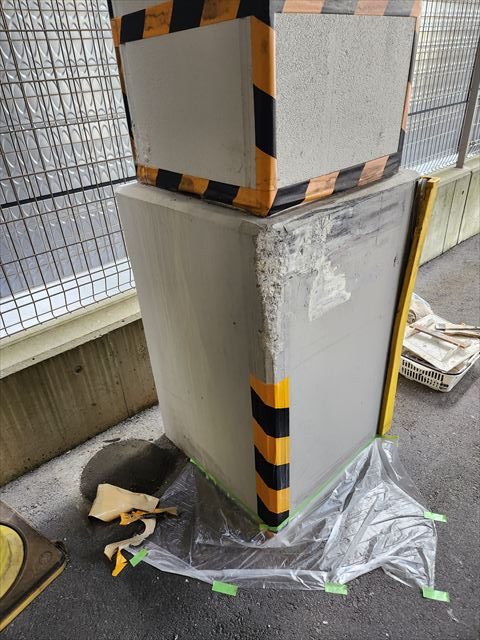 トラックが擦った柱壁