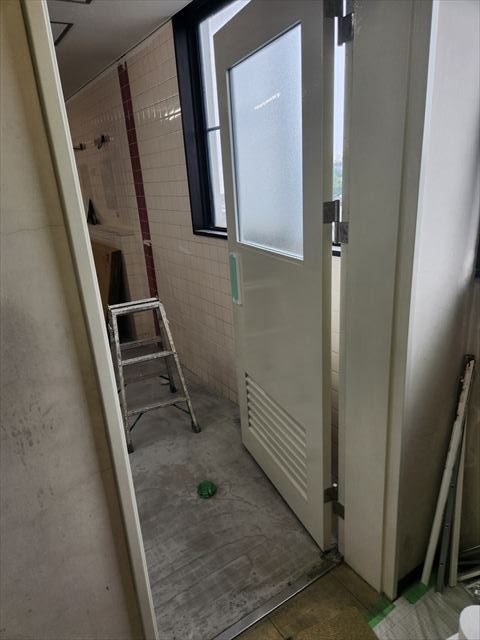 トイレ扉・枠塗装後