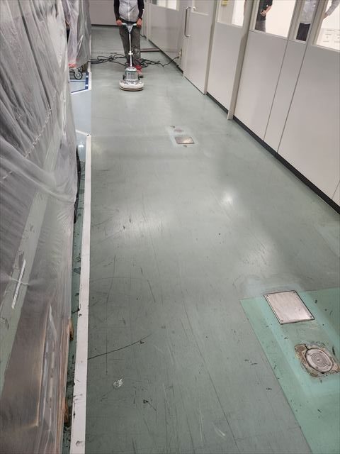 下地処理：床面研磨で密着性を高める