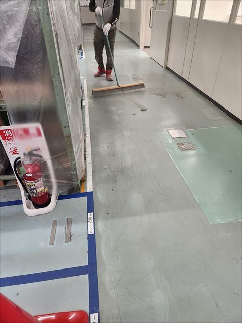 清掃：ゴミ・粉じんを残さないための掃き出し