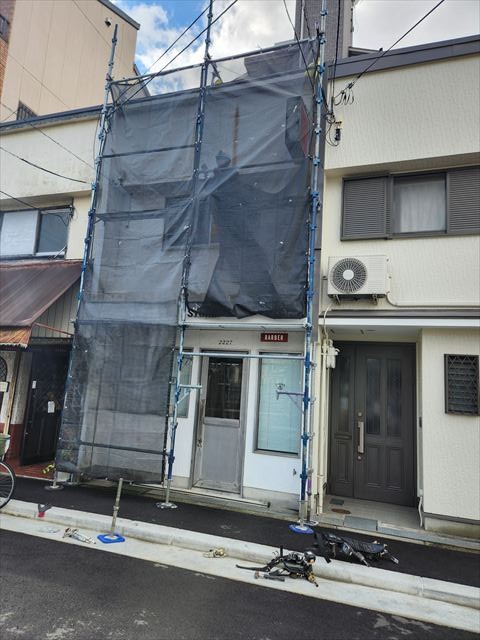 足場を設置した壁