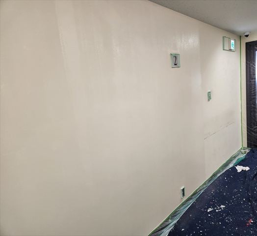 廊下壁塗装作業中