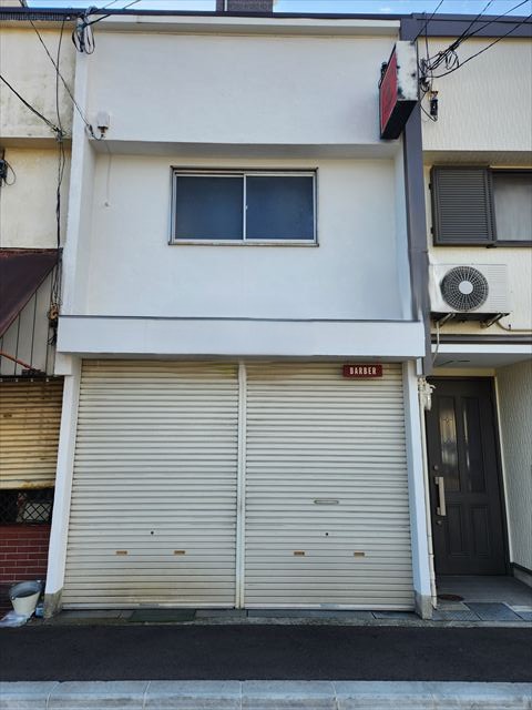 足場解体後の壁