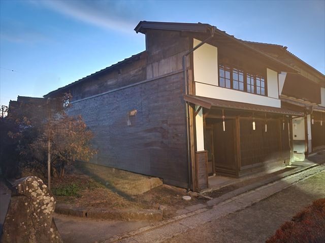 夕暮れの古民家