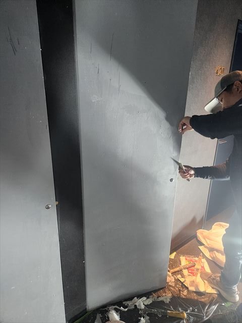 壁紙をめくり中