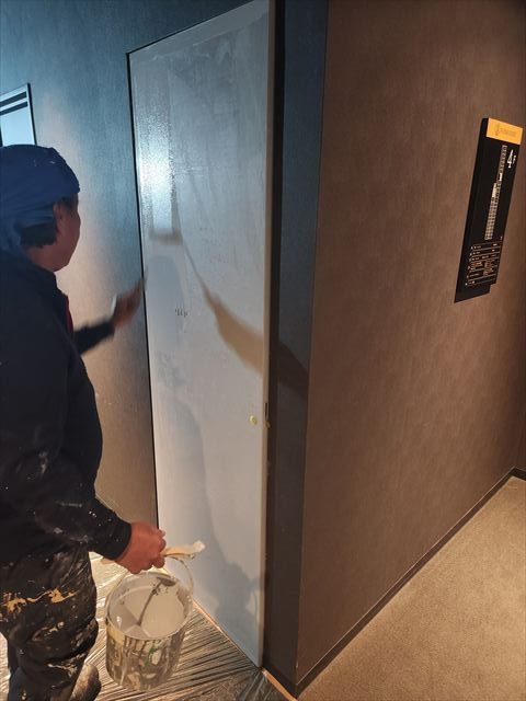 PS扉面下塗り材を塗布