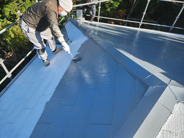 屋根の上塗りで防水性と美観を回復