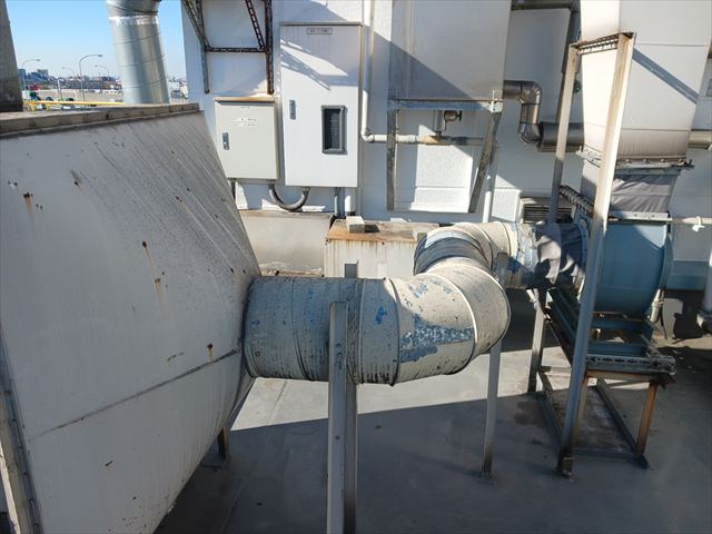 大阪府松原市で会社屋上のダクト・配管の塗装工事を行いました。