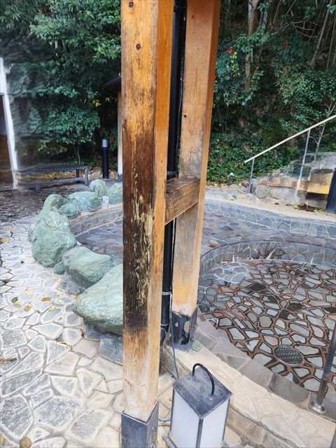 木柱にクリアー塗装