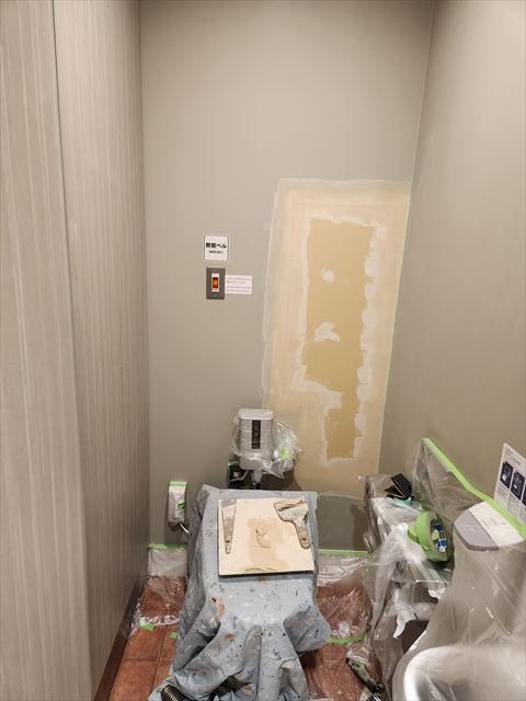 ボード壁にパテ