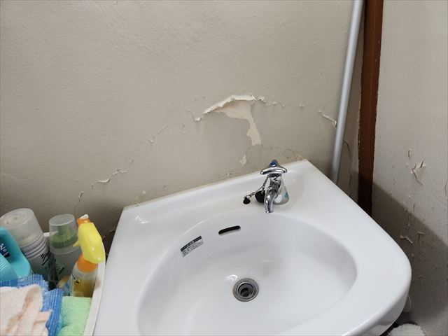 脱衣室の洗面台まわりの剥離