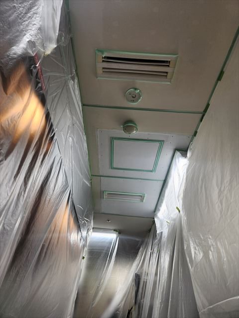 天井のパテ作業