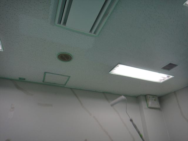 天井塗装中