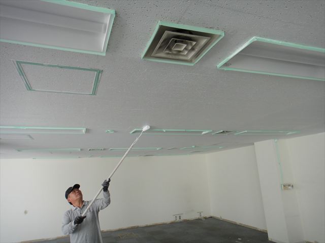 事務所の天井塗装中