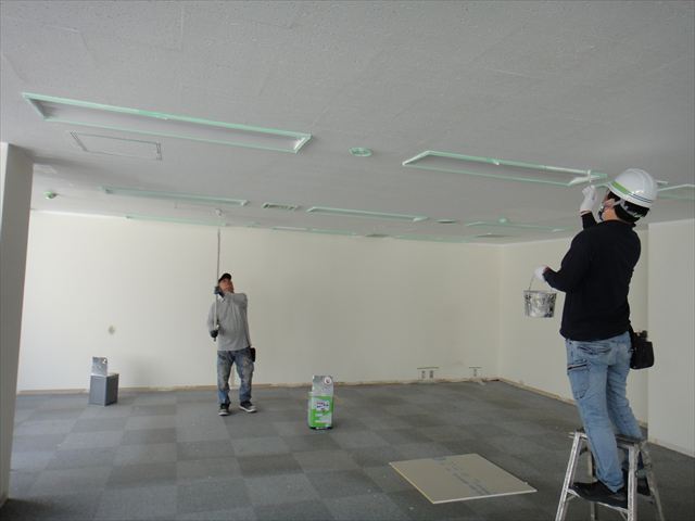 天井塗装刷毛とローラー