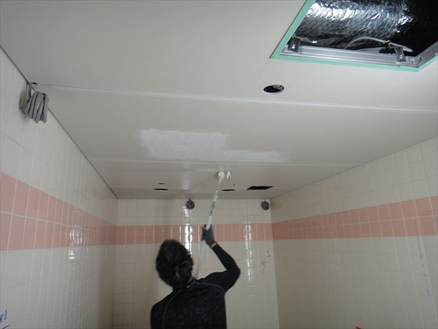 天井パテ後の塗装中