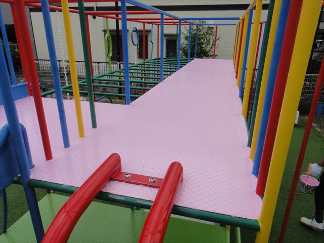 遊具上のデッキ塗装後
