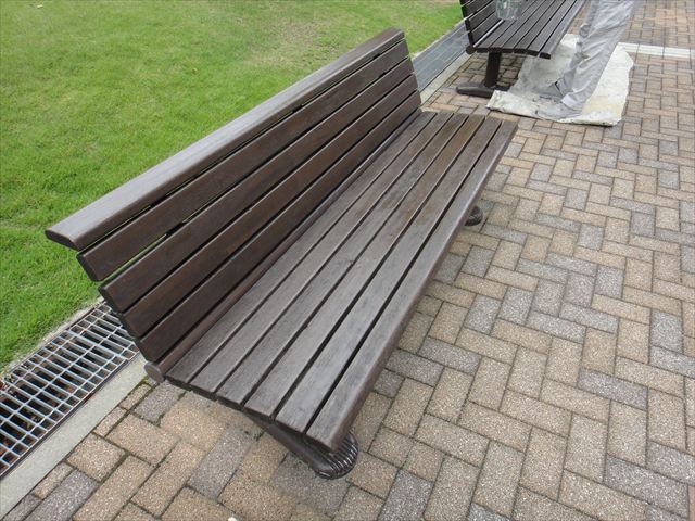 塗装を終えたベンチの仕上がり確認