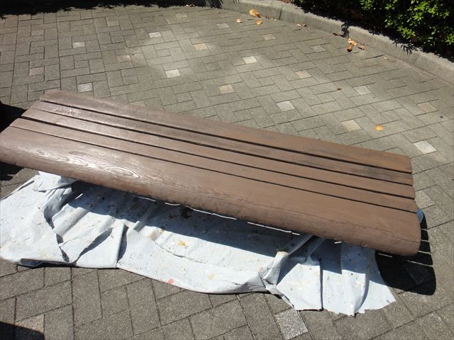 別タイプのベンチにも同様の塗装仕上げ