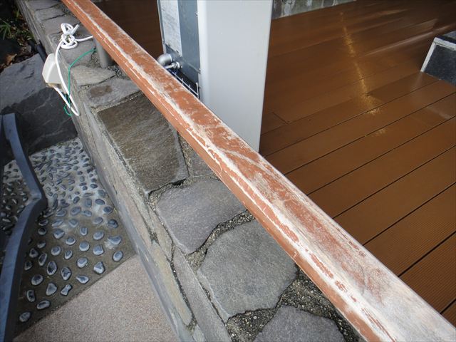 大阪府寝屋川市で屋外施設内のてすり・柱・丸木柱の塗装工事です。