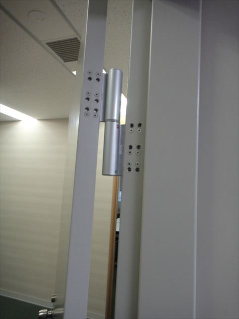 大阪府豊中市で事務所ビルで入口扉のヒンジ（丁番）の塗装工事です。